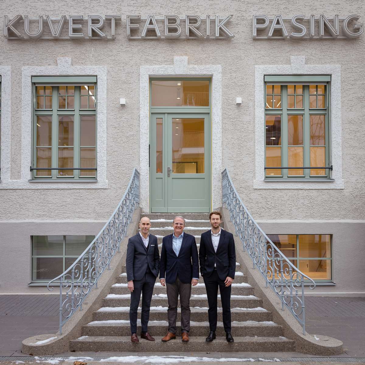 Fertigstellung der historischen Kuvertfabrik in Pasing, v.l.n.r. mit Christian Schulz (Bauwerk), Michael Rubenbauer (Stadtsparkasse München) und Christian Rüsseler (Bauwerk) © Bauwerk