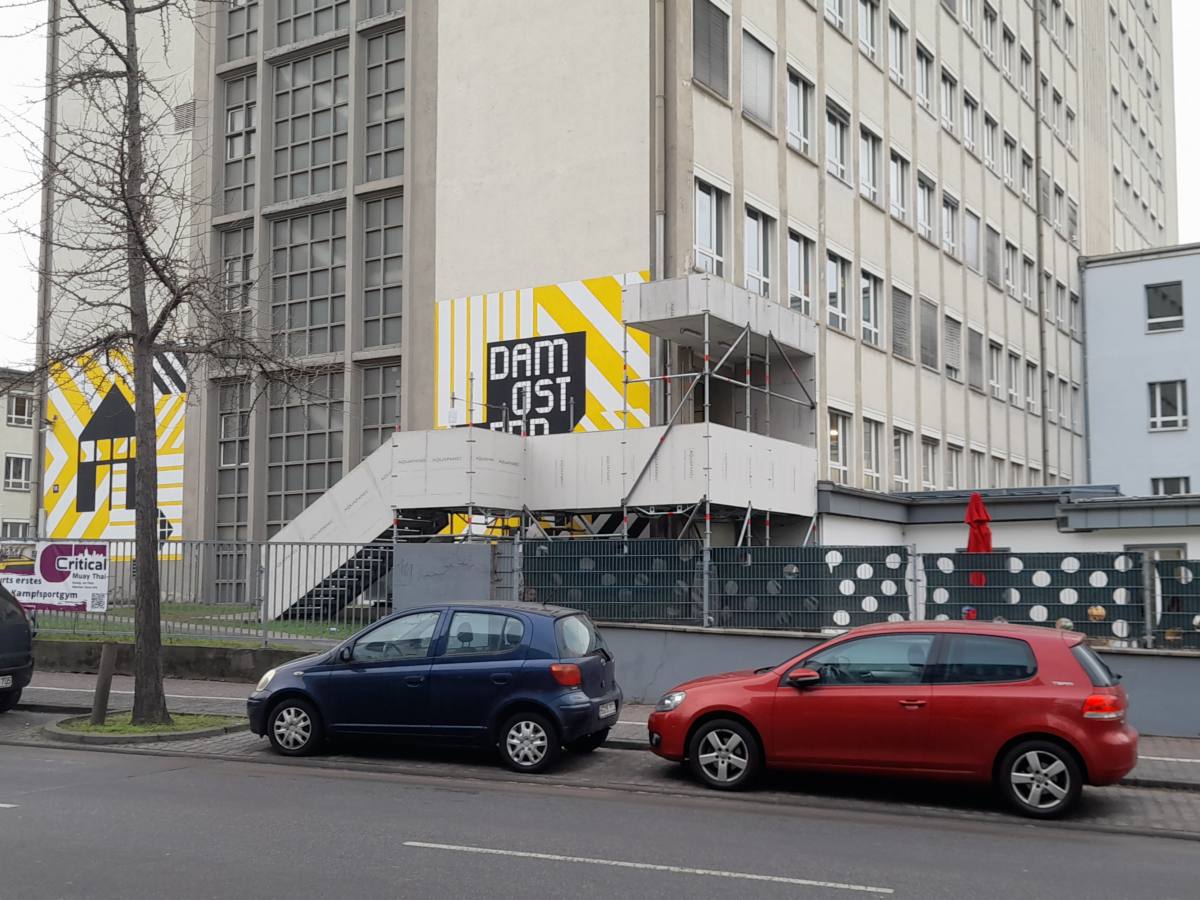 Eingangsbereich Deutsches Architektur Museum DAM Interimsgebäude Henschelstraße im Frankfurter Ostend