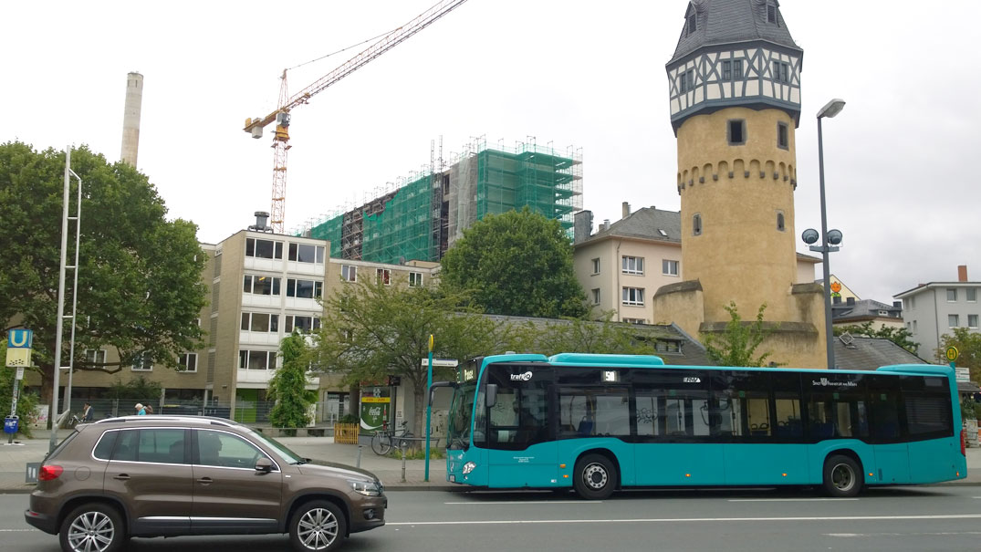 Umstrittenes Ferdinand Kramer Gebäude, das eingerüstete Philosophicum, in der Gräfstraße von der Bockenheimer Warte aus am 17. August 2015 fotografiert.