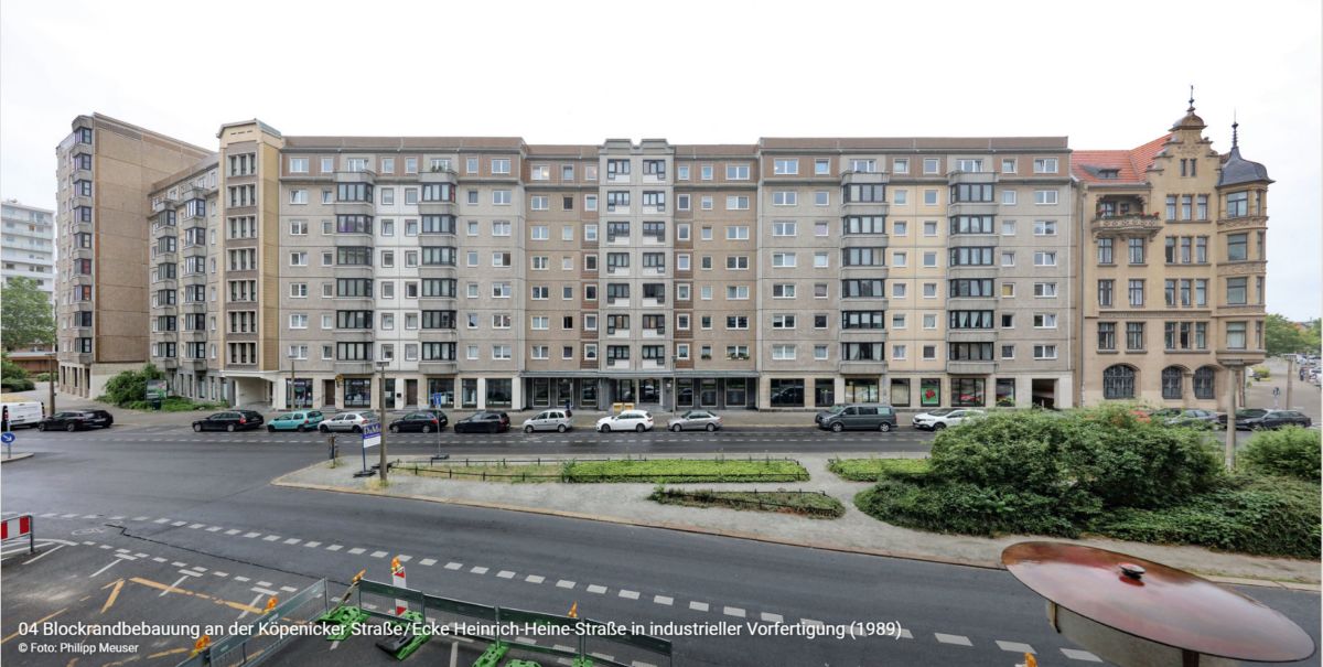 Blockrandbebauung an der Köpenicker Straße /Ecke Heinrich-Heine-Straße in industrieller Vorfertigung (1989)