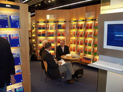   Foto: (c) Kulturexpress  Frankfurter Buchmesse im Oktober 2008. Hier am Stand Vieweg+Teubner der zur großen Gruppe der Springer Verlage zählt wie im übrigen auch der Schweizer Birkhäuser Verlag 
