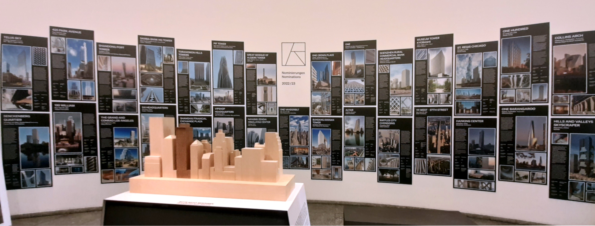Wandtafeln der nominierten Hochhaus-Projekte in der Ausstellung